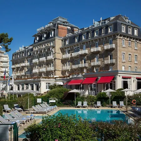 Barriere Le Royal Отель