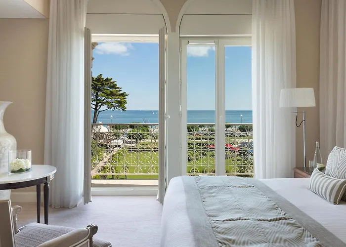 فندق Barriere Le Royal 5*